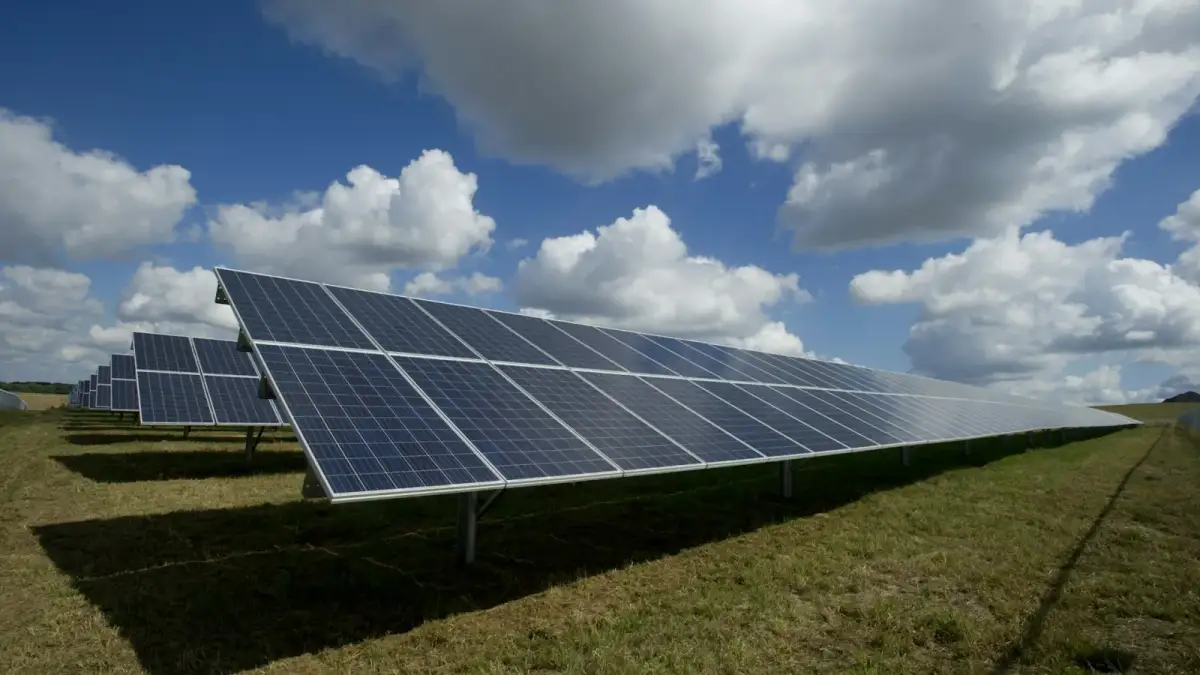 Huis met zonnepanelen en thuisbatterij in Nederland