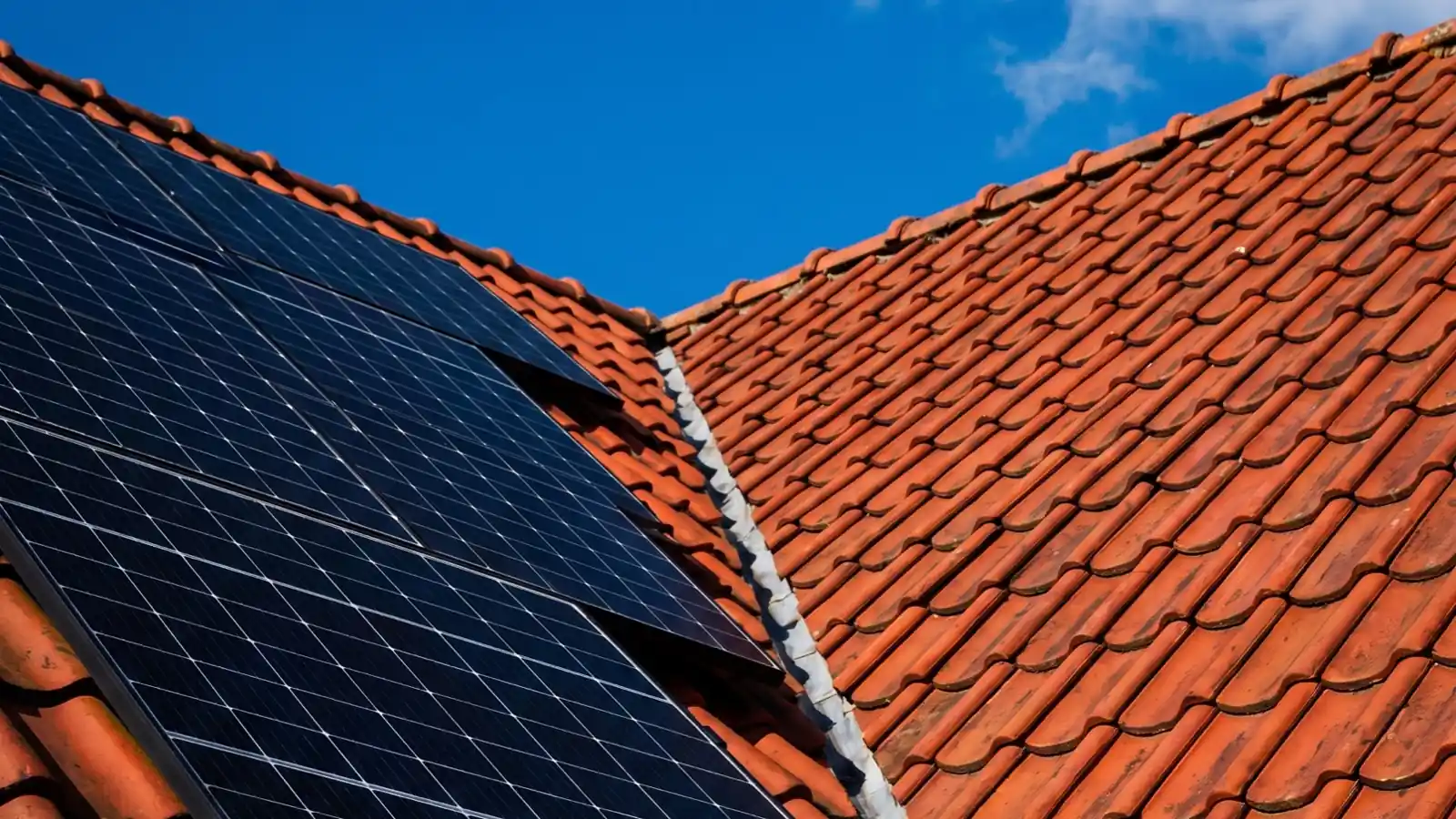 Huis met zonnepanelen en thuisbatterij in Nederland